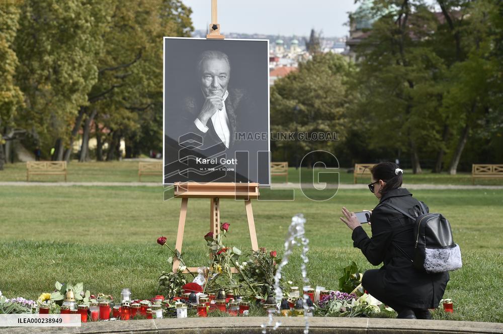commemorative place to Karel Gott in Kinsky Garden, fans, visitors
