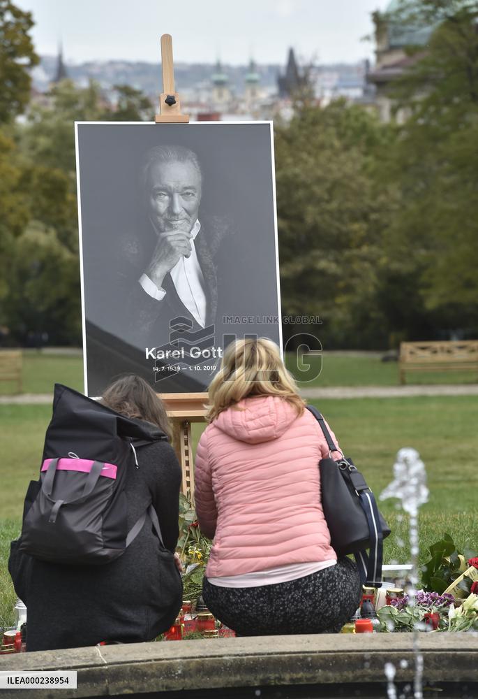 commemorative place to Karel Gott in Kinsky Garden, fans, visitors