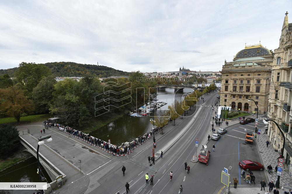 public ceremony to pay last respects to Karel Gott, Zofin Palace, fans, visitors, waiting
