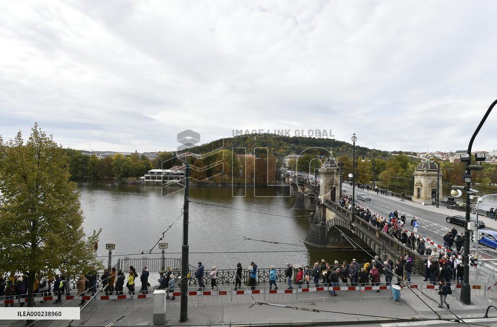 public ceremony to pay last respects to Karel Gott, Zofin Palace, fans, visitors, waiting