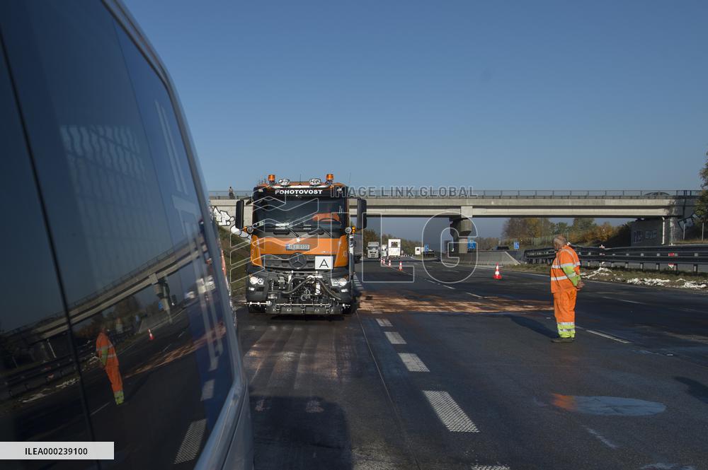 Four cars burn down in crash, Czech motorway to reopen in morning