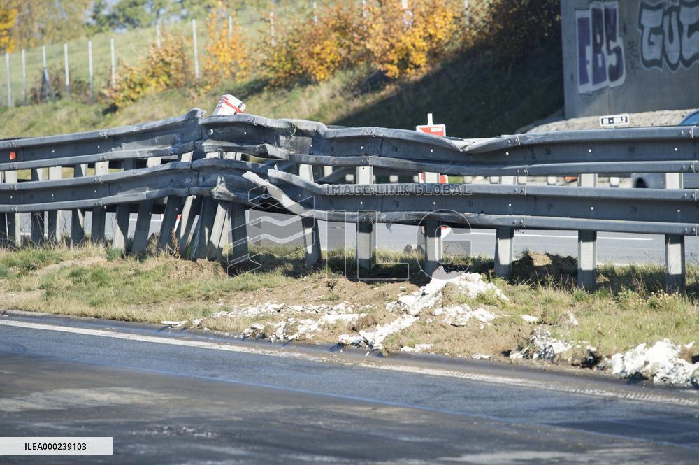 Four cars burn down in crash, Czech motorway to reopen in morning