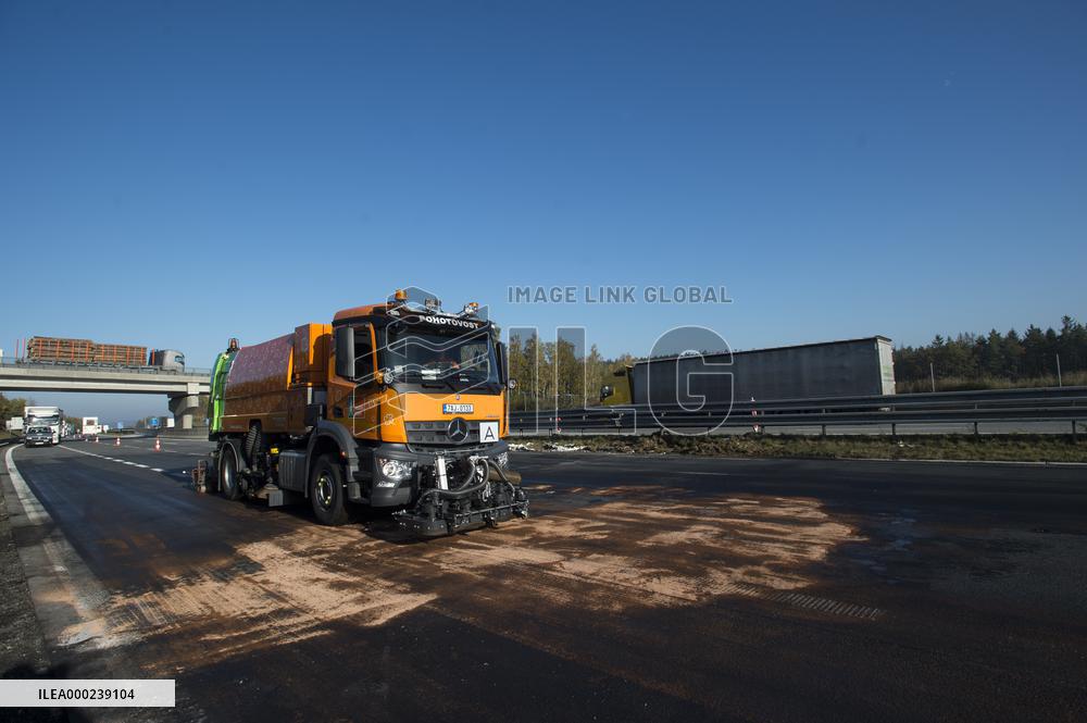 Four cars burn down in crash, Czech motorway to reopen in morning
