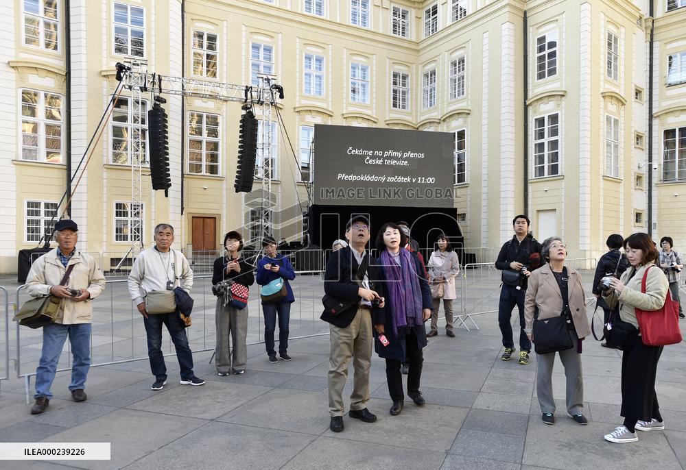fans, visitors, large-scale screen, mourning ceremony, Karel Gott, Prague Castle