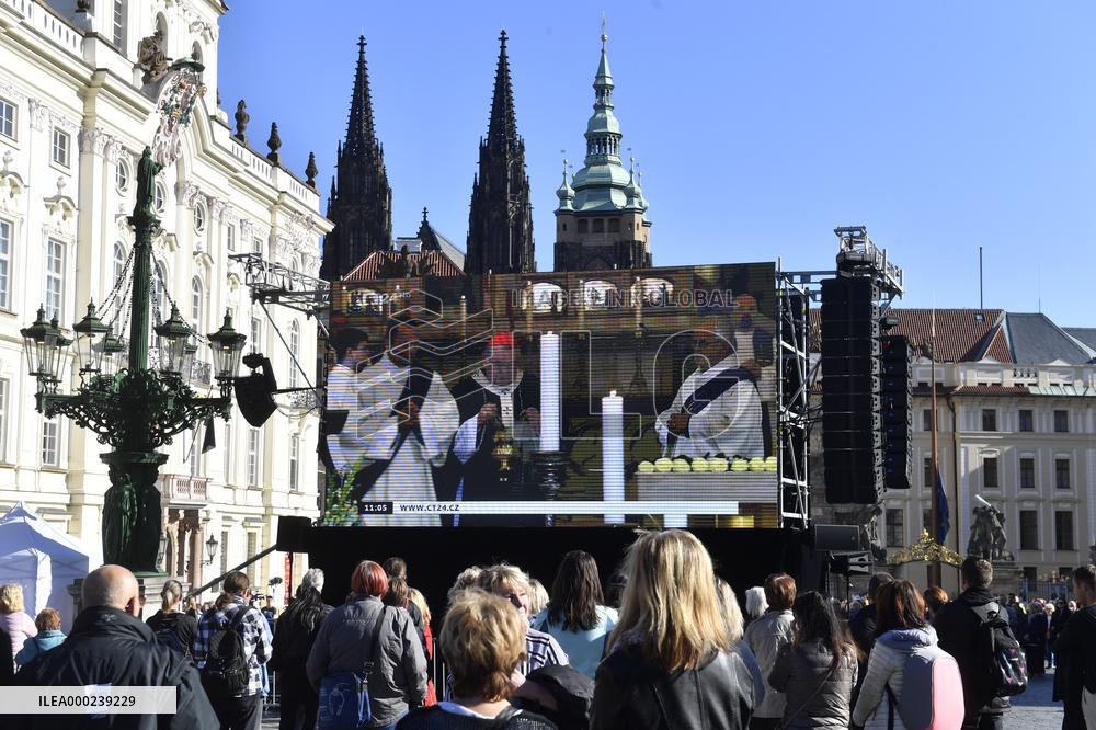 fans, visitors, large-scale screen, mourning ceremony, Karel Gott, Prague Castle