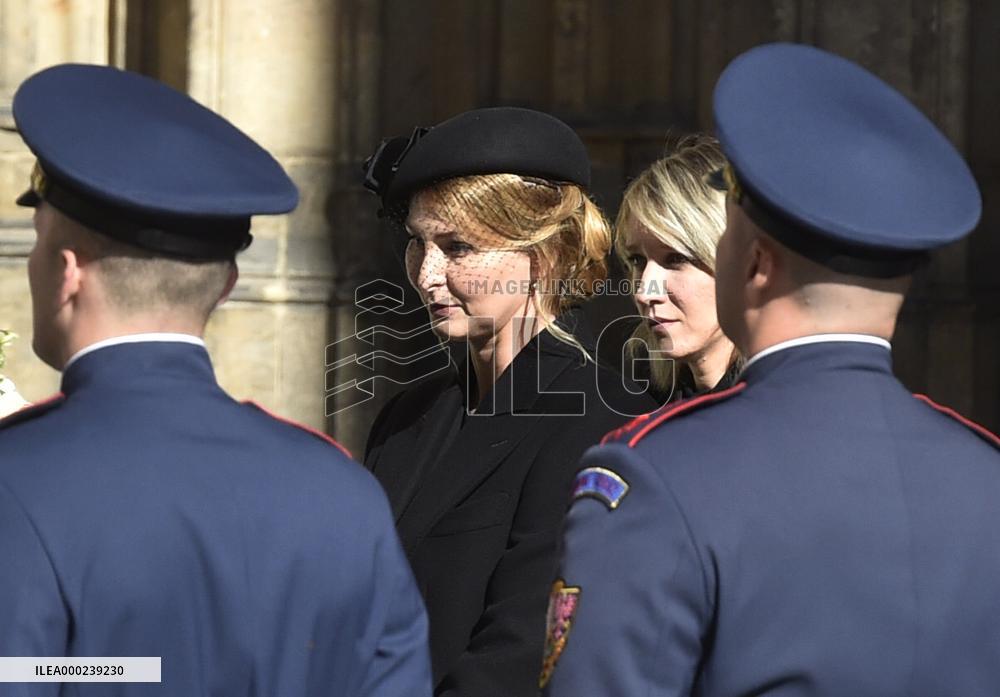 Ivana Gottova, Lucie Kovarikova, mourning ceremony, Karel Gott, St Vitus Cathedral, Prague Castle