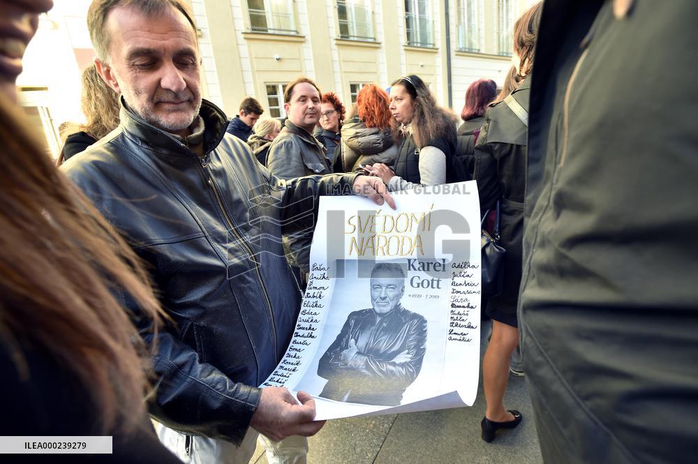 fans, visitors, mourning ceremony, Karel Gott, Prague Castle
