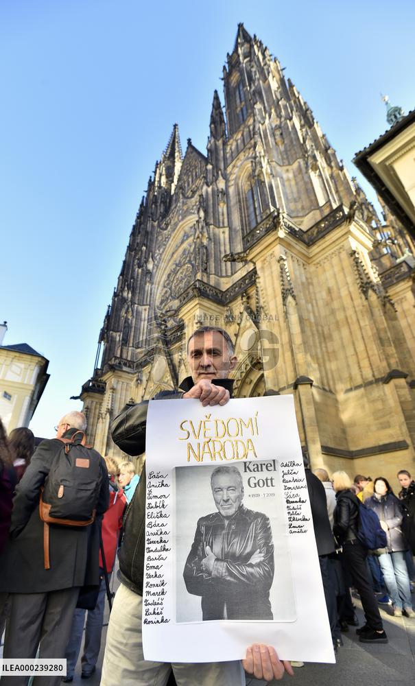 fans, visitors, mourning ceremony, Karel Gott, Prague Castle