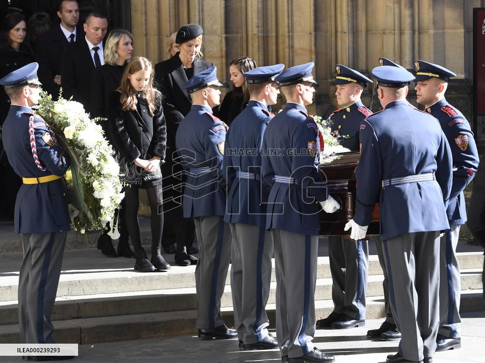 Charlotte Ella Gottova, Ivana Gottova, Nelly Sofie Gottova, Lucie Kovarikova, mourning ceremony, Karel Gott, St Vitus Cathedral, Prague Castle