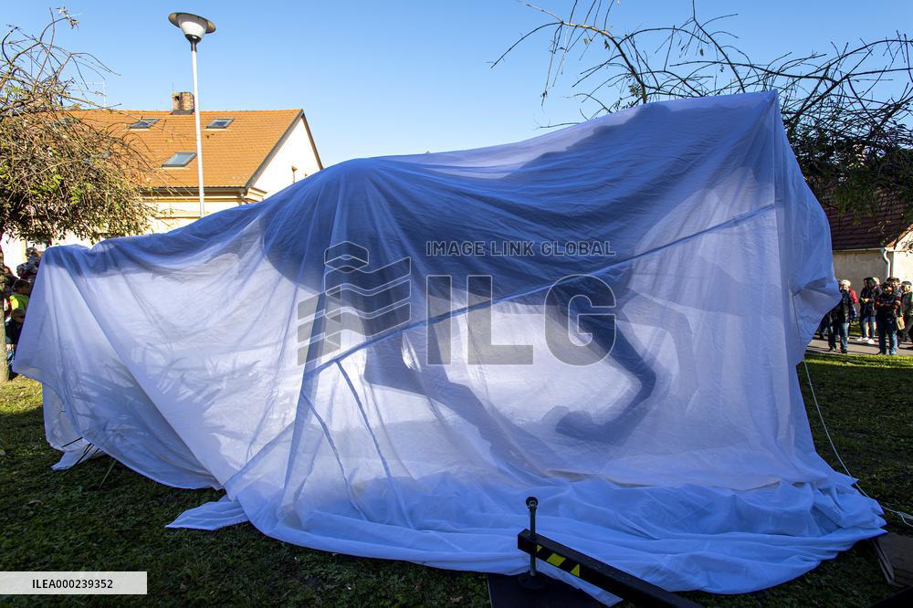 A bronze statue of the Peruan race horse