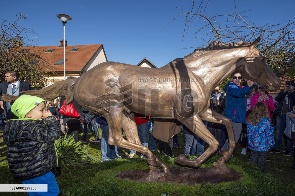 A bronze statue of the Peruan race horse