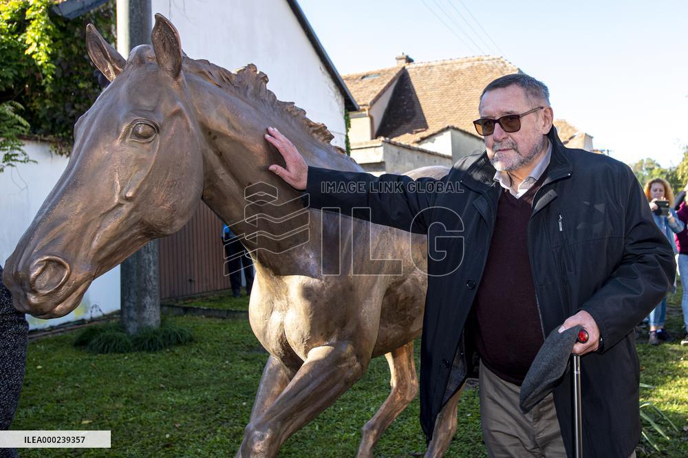 A bronze statue of the Peruan race horse, Vaclav Bruna