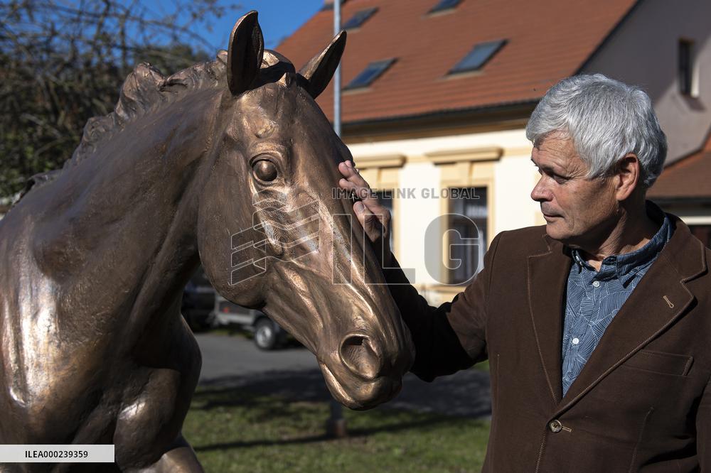 A bronze statue of the Peruan race horse, Petr Novak