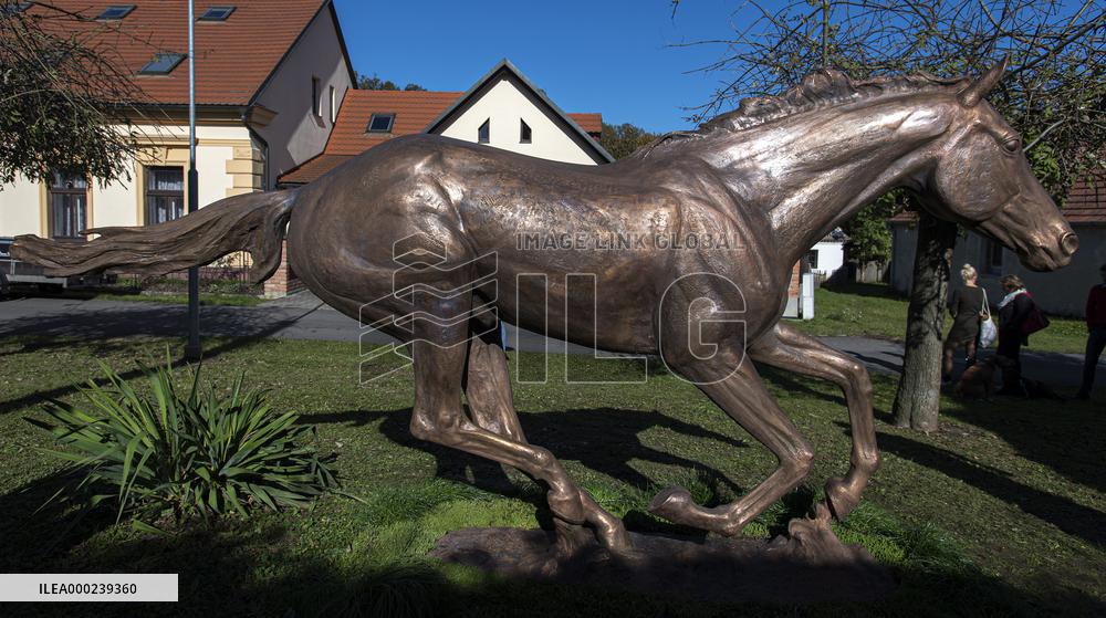 A bronze statue of the Peruan race horse