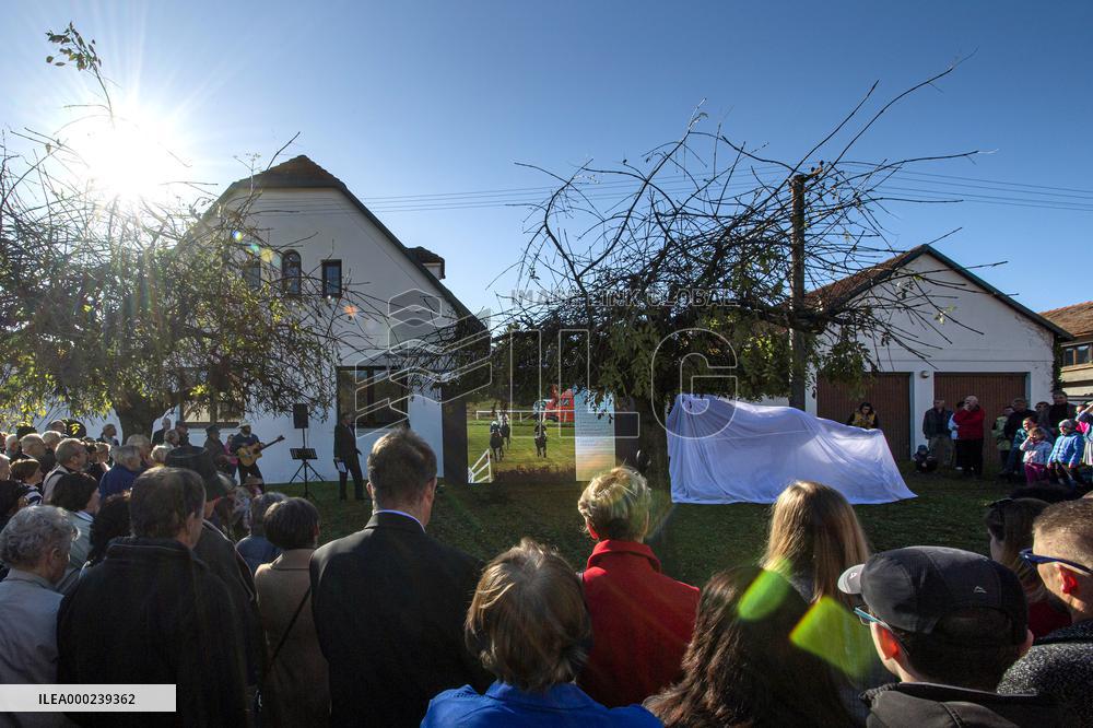 A bronze statue of the Peruan race horse