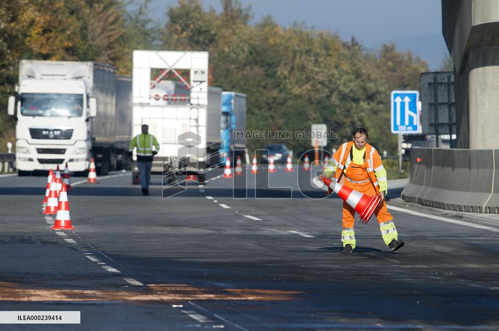 Four cars burn down in crash, Czech motorway to reopen in morning