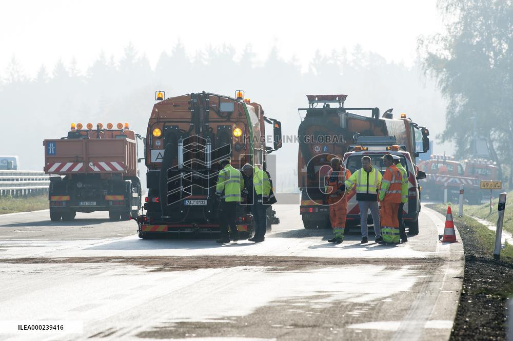 Four cars burn down in crash, Czech motorway to reopen in morning