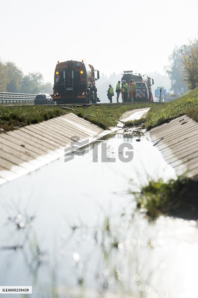 Four cars burn down in crash, Czech motorway to reopen in morning