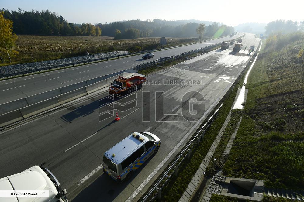 Four cars burn down in crash, Czech motorway to reopen in morning