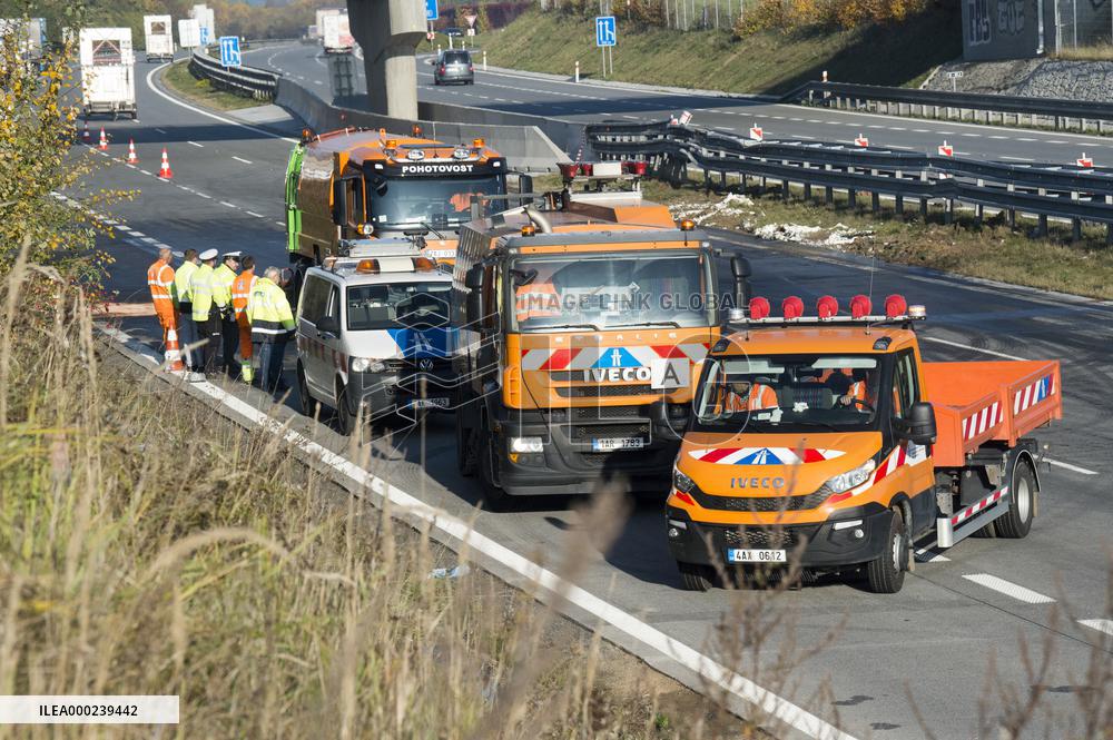 Four cars burn down in crash, Czech motorway to reopen in morning