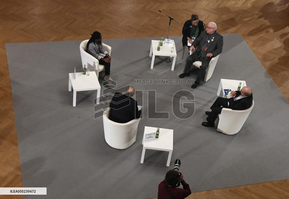 Glanis Changachirere, Lech Walesa, Natan Sharansky, Carl Gershman