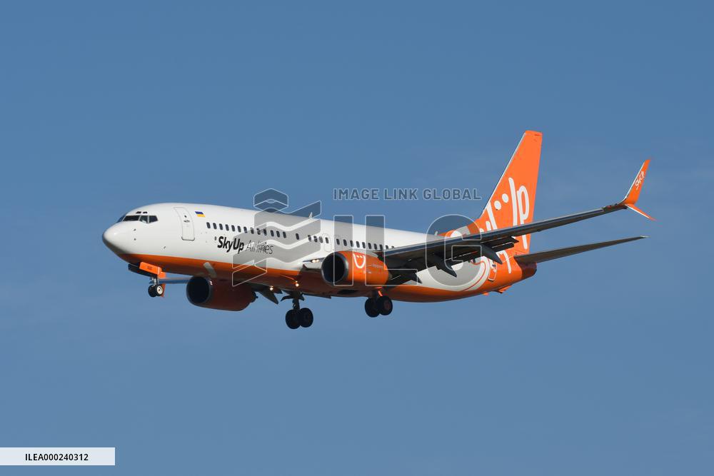 Airliner B737, SkyUp, Boeing, Pardubice, UR-SQG