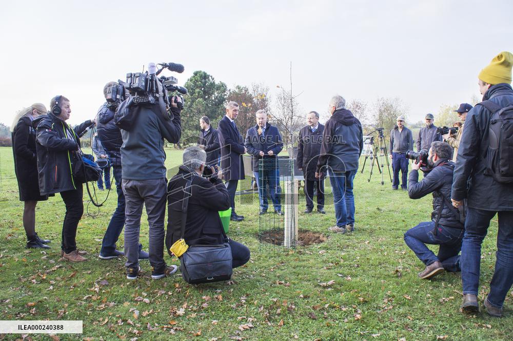 Andrej Babis, oak tree planting, Richard Brabec, Ivan Suchara, Zdenek Kiesenbauer