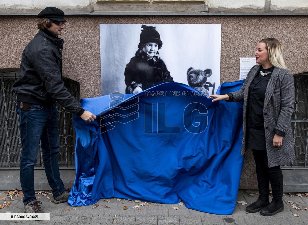 unveiling of plaque commemorating Czech-American scientist Lilli Hornig
