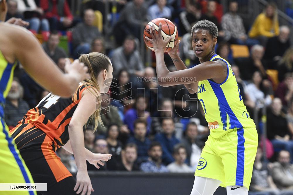 Valeria Vukosavljevic, Allie Quigley