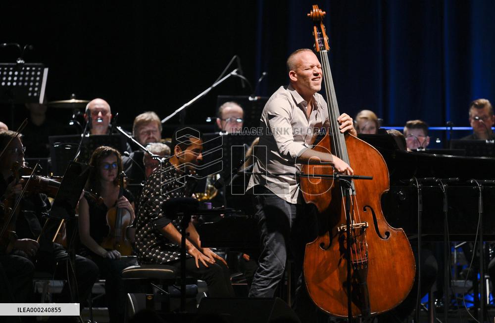 Avishai Cohen accompanied by Czech Radio Symphonic Orchestra