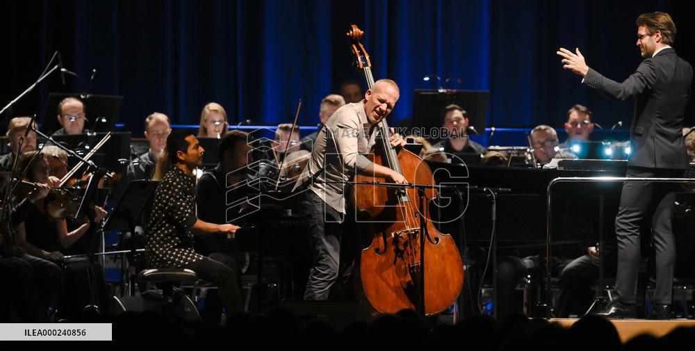 Avishai Cohen accompanied by Czech Radio Symphonic Orchestra
