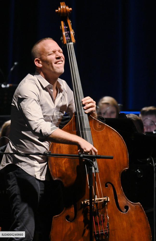 Avishai Cohen accompanied by Czech Radio Symphonic Orchestra