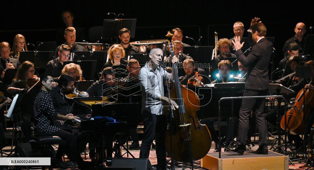 Avishai Cohen accompanied by Czech Radio Symphonic Orchestra