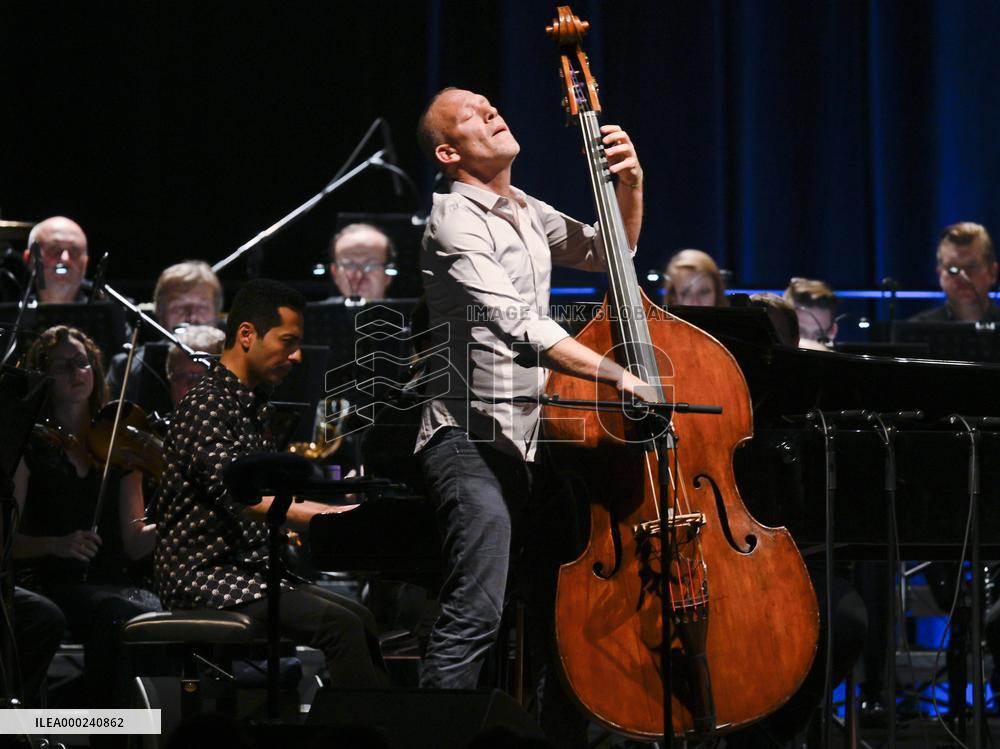 Avishai Cohen accompanied by Czech Radio Symphonic Orchestra