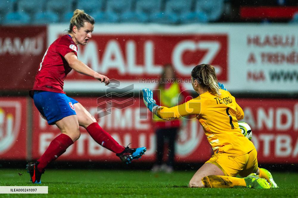 Tereza Szewieczkova, Carly Telford