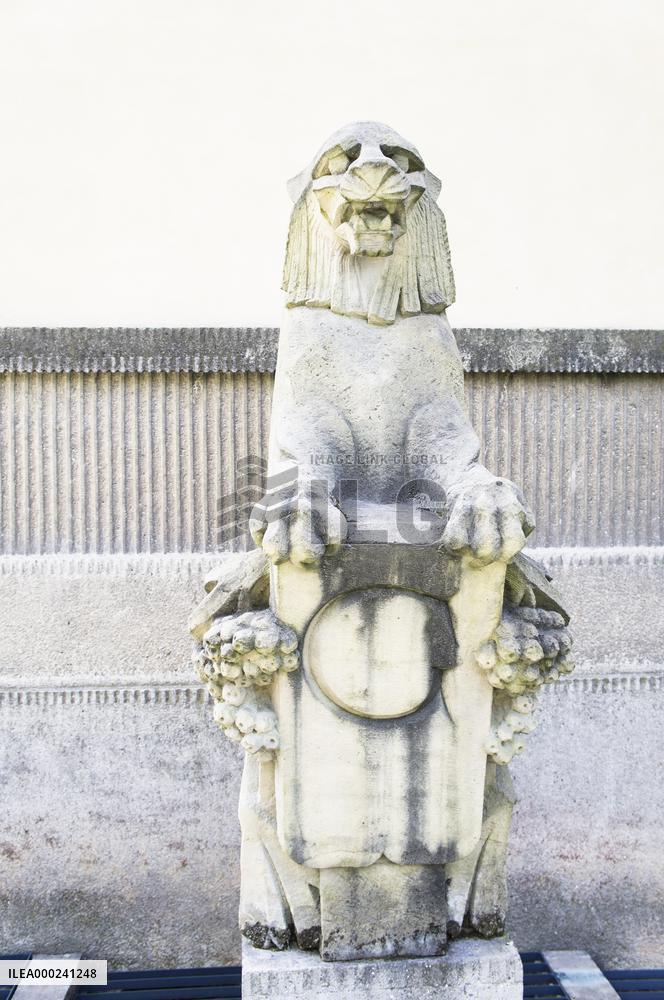 New Castle in Ratbor, Hotel Chateau Kotera, Lion Statue