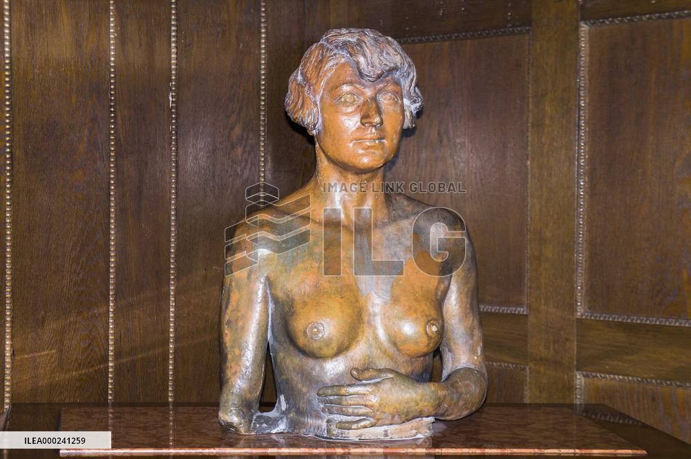 New Castle in Ratbor, Hotel Chateau Kotera, women bust