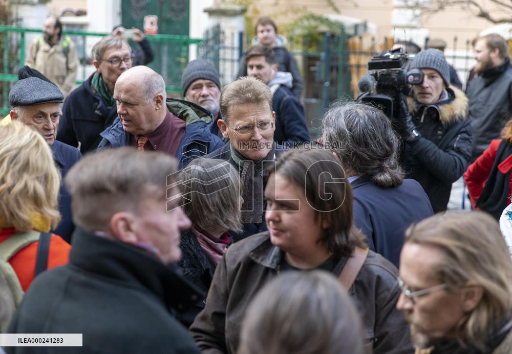 Nick Archer, a plaque in memory of the Czech-British cooperation in secret home seminars