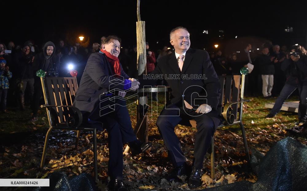 Andrej Kiska, Michael Zantovsky, Vaclav Havel bench