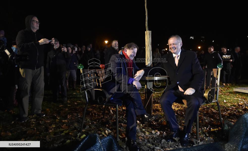Andrej Kiska, Michael Zantovsky, Vaclav Havel bench