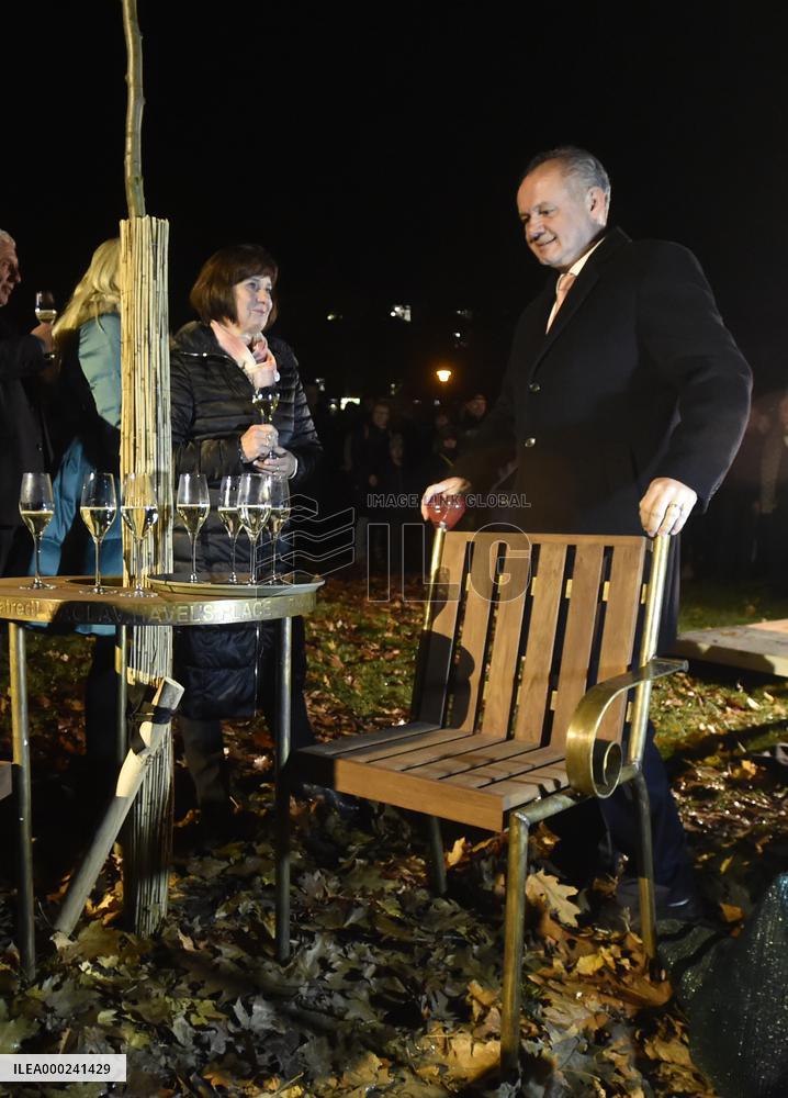 Andrej Kiska, Vaclav Havel bench