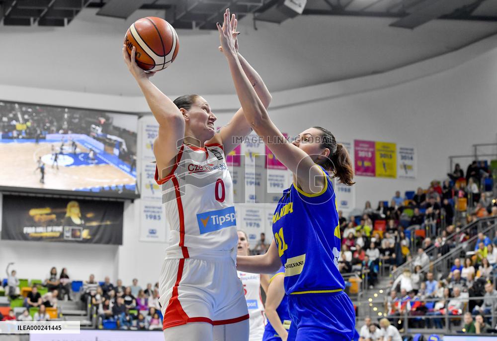 RENATA BREZINOVA, ADINA STOIEDIN