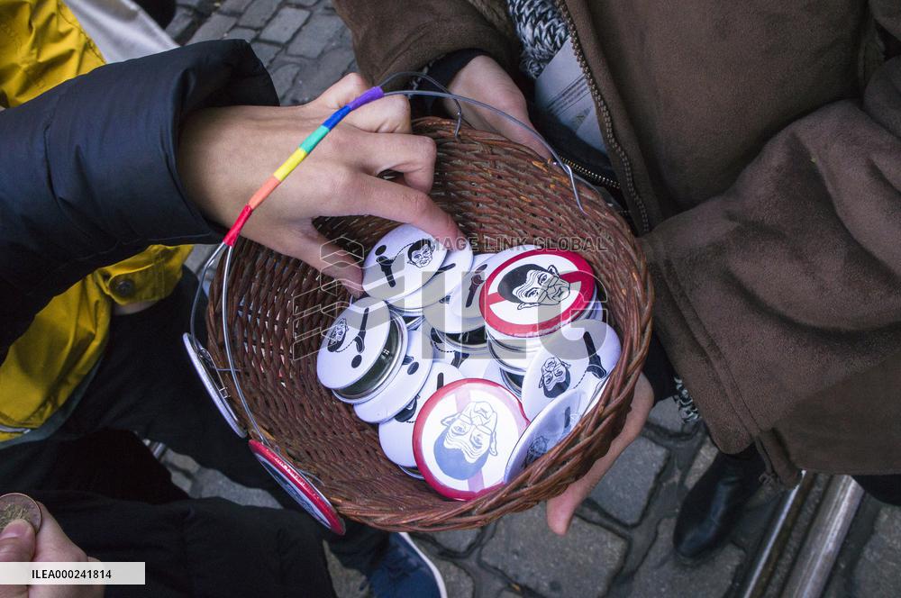 Korzo Narodni, Narodni Street, Andrej Babis protest badge seller