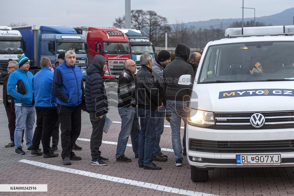No traffic jams accompany launch of new toll system in Czechia, New toll collection system, CzechToll