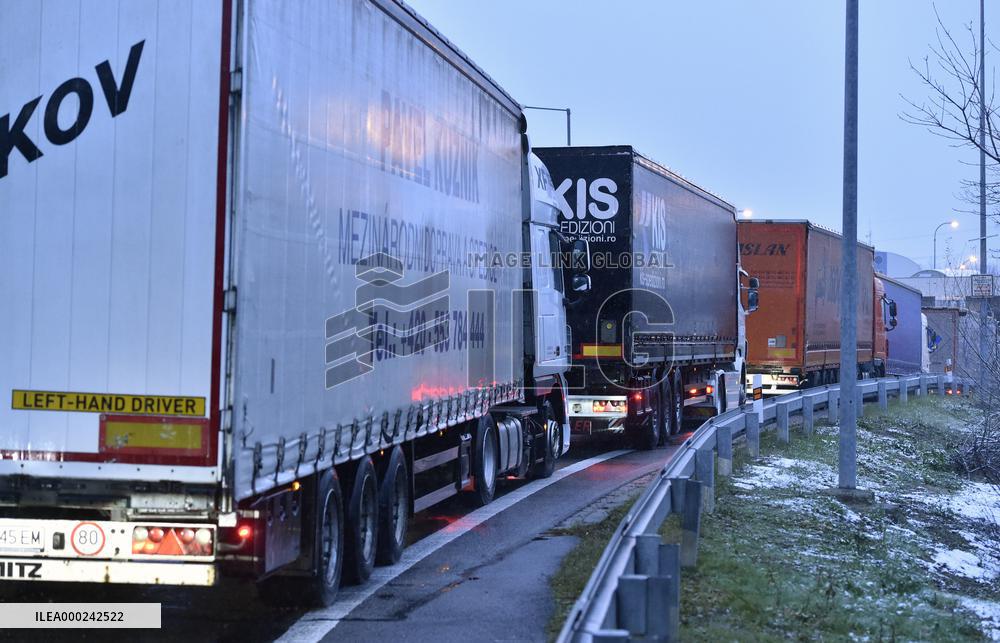 No traffic jams accompany launch of new toll system in Czechia, New toll collection system, CzechToll