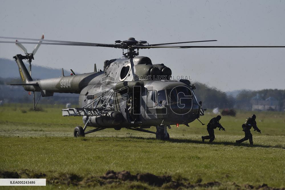 NATO Days 2019, Mil Mi-171S helicopter, soldiers