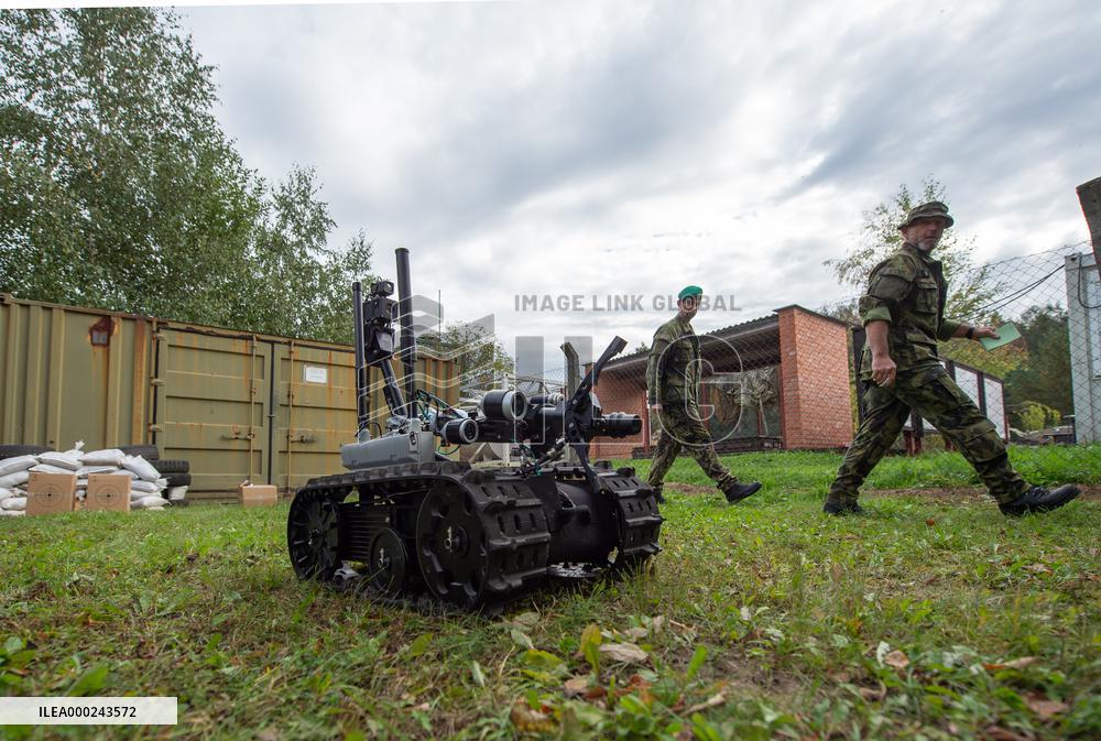 MiniGator 2019, international exercise of EOD (Explosive Ordnance Disposal) units, Talon robot