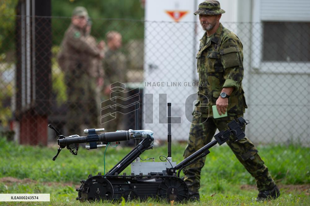 MiniGator 2019, international exercise of EOD (Explosive Ordnance Disposal) units, Talon robot