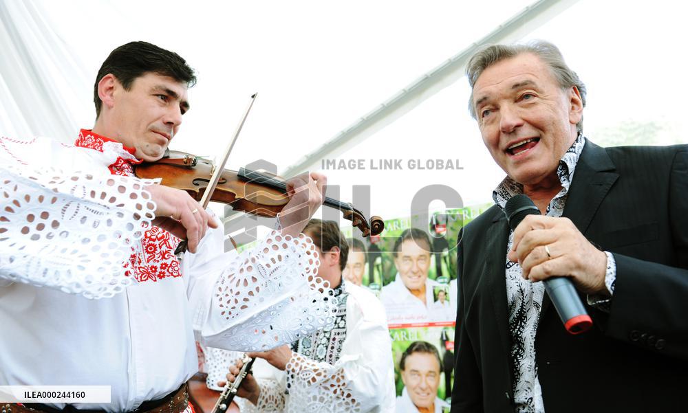 Karel Gott and Dulcimer Band of Ladislav Pavlus