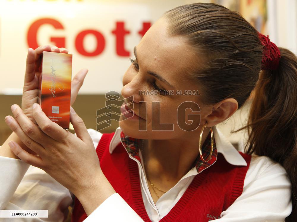 gallery, Phenomenon Karel Gott, paintings, exhibition, Lucia Visnovska, production, parfume, Lady Carneval